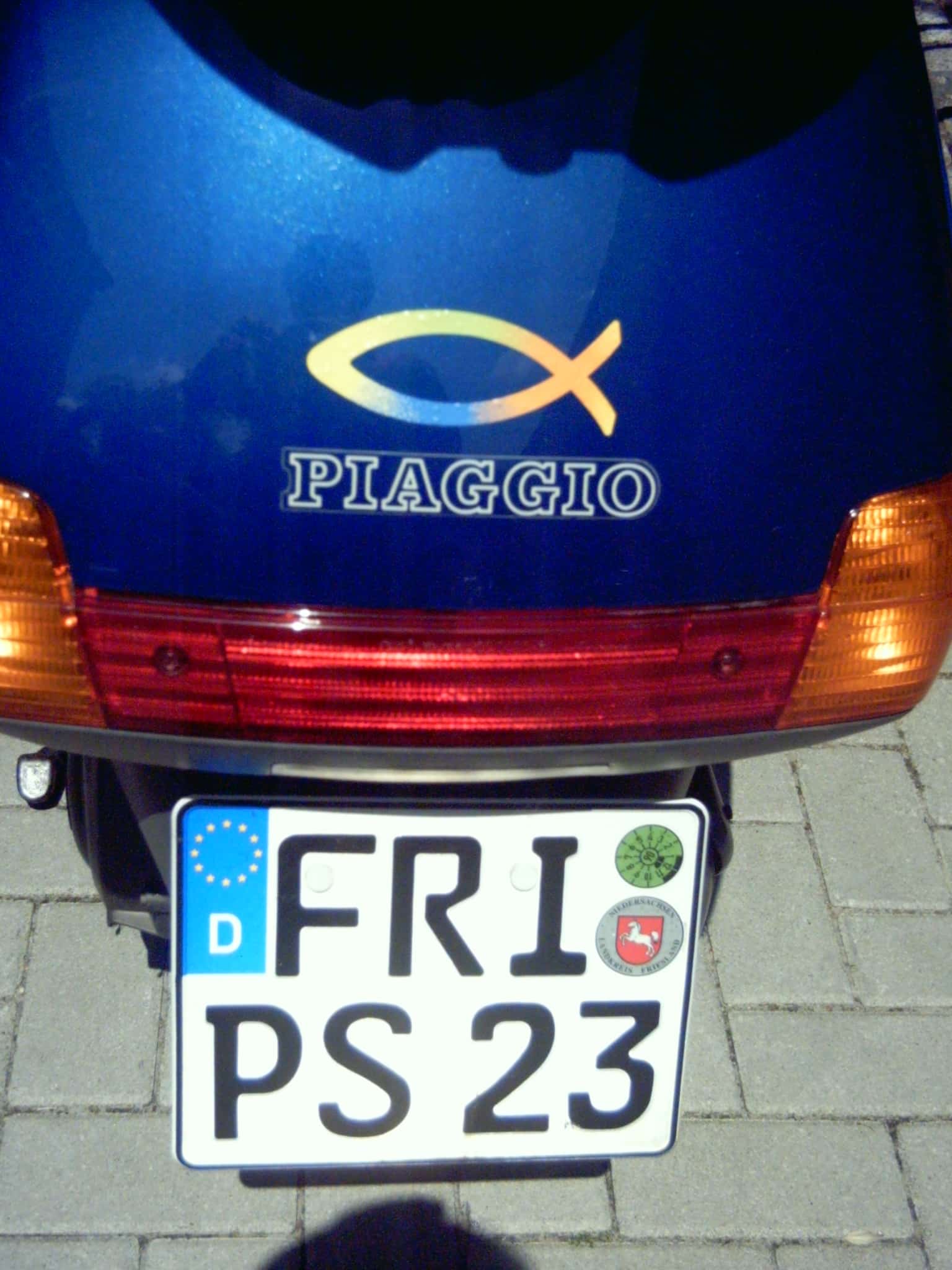 Tento německý majitel skútru Piaggio má na své motorce nejen rybičku, ale v SPZ také označení asi nejznámějšího 23. žalmu (PS – od anglického slova Psalm/žalm) | Zdroj Wikimedia Commons