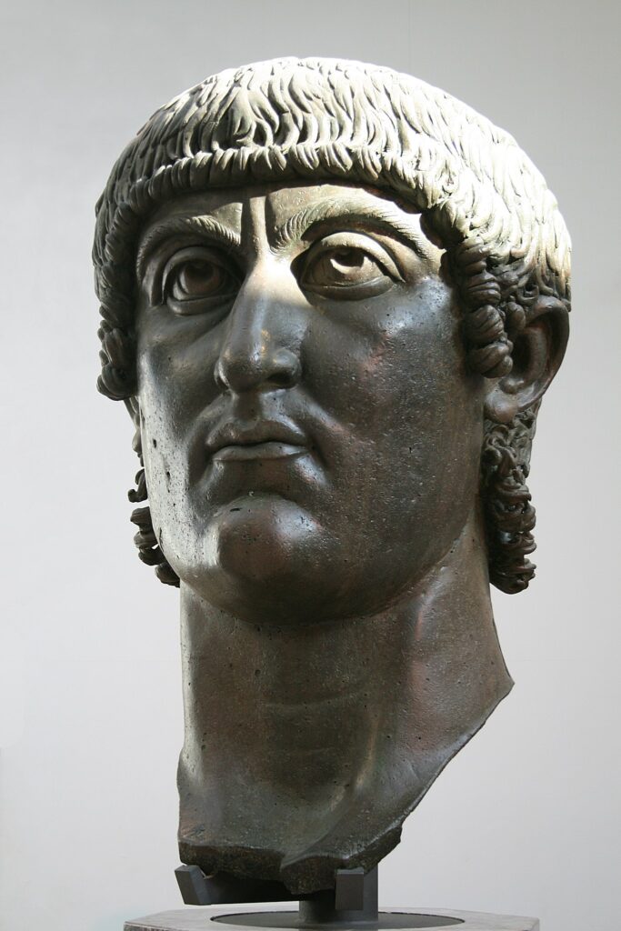 Hlava císaře Konstantina I. – část velké bronzové sochy ze 4. století, Kapitolská muzea, Řím | Zdroj Wikimedia Commons
