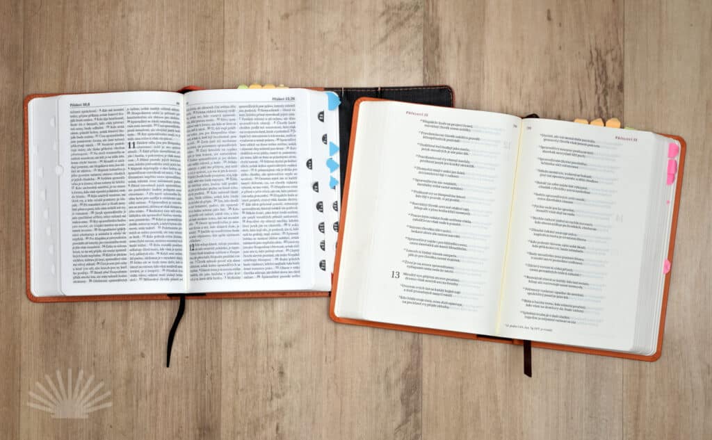 Porovnání sazby knihy Přísloví – vlevo Český studijní překlad, vpravo Bible21