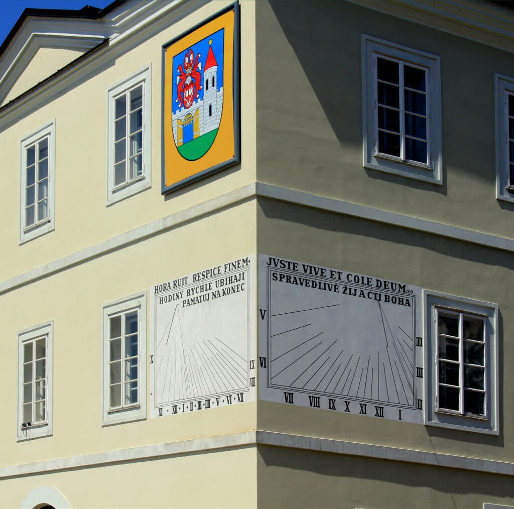 „Dvojité“ sluneční hodiny v Novém Městě nad Metují mají jeden ciferník pro dopolední, druhý pro odpolední čas (pohled k severu) | Foto Karelj, zdroj Wikimedia Commons