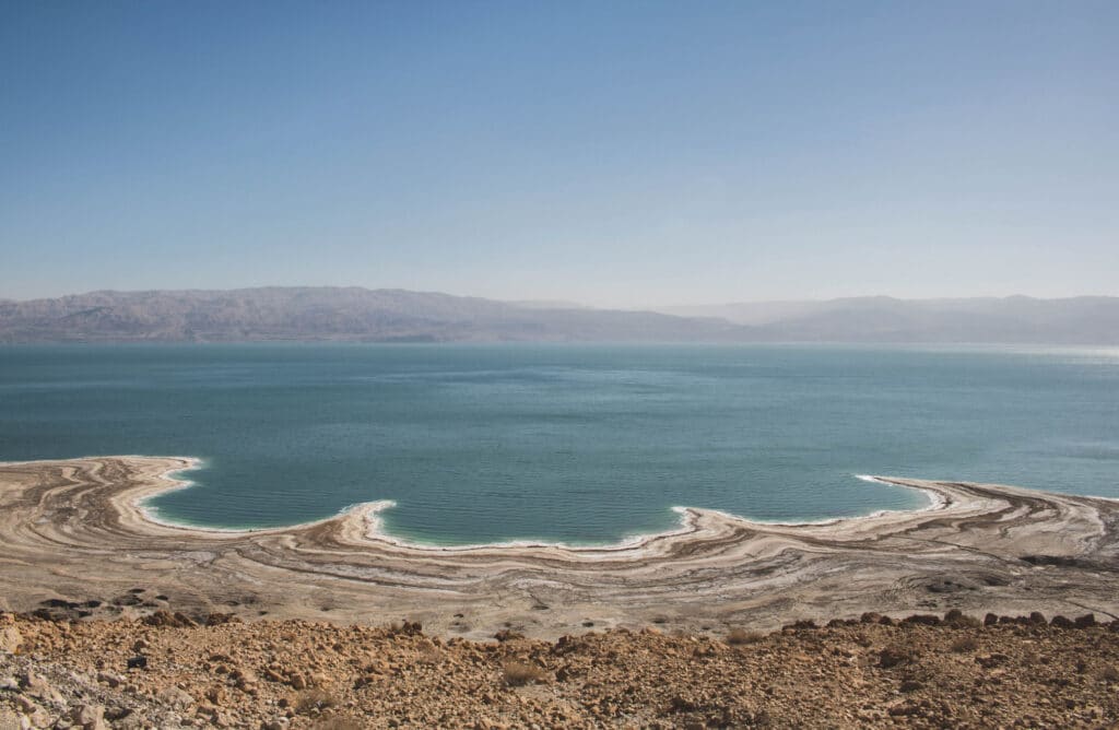 Mrtvé moře v Izraeli má 10× větší salinitu (35 %) než běžná moře. Není tedy divu, že se zde těží sůl jak pro potravinářské, tak třeba i kosmetické a lékařské využití. | Foto Nicole Baster | Unsplash.com